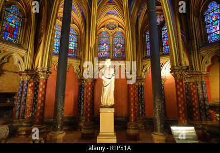 PARIS, Frankreich, 8. OKTOBER 2018: Die sainte-chapelle ist eine königliche Kapelle im gotischen Stil. Die obere Kapelle des Denkmal befindet sich in 600 m von St abgedeckt Stockfoto