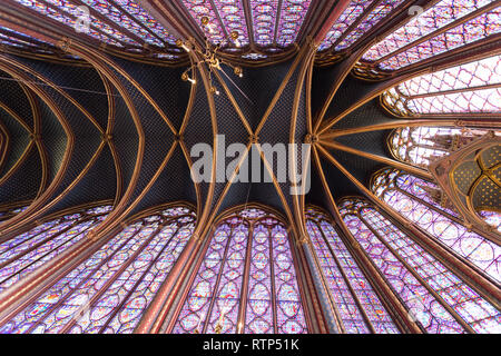 PARIS, Frankreich, 8. OKTOBER 2018: Die sainte-chapelle ist eine königliche Kapelle im gotischen Stil. Die obere Kapelle des Denkmal befindet sich in 600 m von St abgedeckt Stockfoto