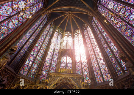 PARIS, Frankreich, 8. OKTOBER 2018: Die sainte-chapelle ist eine königliche Kapelle im gotischen Stil. Die obere Kapelle des Denkmal befindet sich in 600 m von St abgedeckt Stockfoto