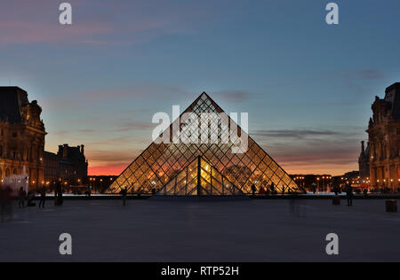 PARIS - OKTOBER 8, 2018 Louvre museum in der Dämmerung im Sommer. Louvre Museum ist eines der größten Museen der Welt, jedes Jahr Museum visits Mehr als 8. Stockfoto