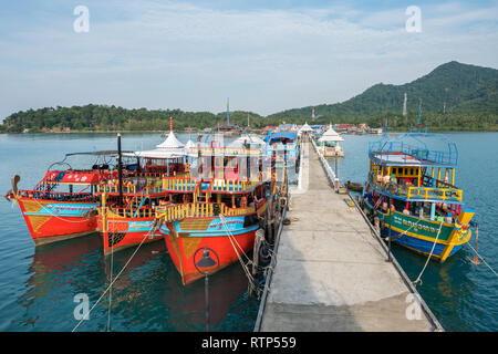 Koh Chang, Thialand - Dezember 18, 2018: Boote bei Bang Bao Pier auf der Insel Koh Chang in Thailand angedockt Stockfoto
