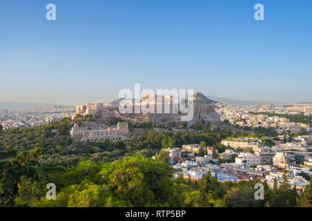 Die Akropolis mit dem Parthenon und das Herodion Theater. Blick vom Hügel von den Philopappos-hügel, Athen, Griechenland. Stockfoto