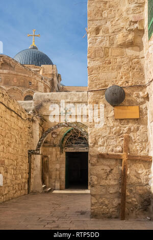 Jerusalem, Israel - 21. November 2018: Die 9. Station des Kreuzes in der Via Dolorosa Straße am Eingang des Koptisch-orthodoxen Patriarchats, St. Ein Stockfoto