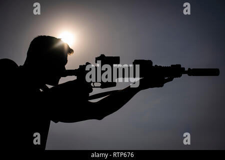 Ein US Air Force pararescueman auf der 82nd Expeditionary Rescue Squadron zugeordnet, eingesetzt zur Unterstützung der Combined Joint Task Force - Horn von Afrika (CJTF-HOA), führt chemische Übungen zu einem kooperativen Sicherheit Lage in Libreville, Gabun, Jan. 13, 2019. Die evff bietet eine breite Palette an schnell einsetzbare militärische Fähigkeiten amerikanischer Interessen auf dem afrikanischen Kontinent zu schützen jede Bedrohung auftreten sollte. (U.S. Air Force Foto von Tech. Sgt. Chris Hibben) Stockfoto