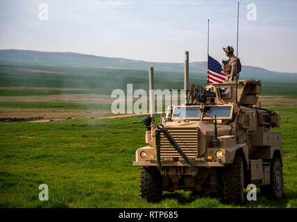 Us-Marines mit India Company, 3.BATAILLON, 4. Marine Regiment, Special Purpose Marine Air-Ground Task Force Krise Response-Central Befehl angehängt, Feuer ein M2 Browning 50 cal Maschinengewehr aus dem Revolver einer Mine - beständig, Hinterhalt-geschützten Fahrzeug während der Ausbildung im Südwesten Asien 13.02.2019. SPMAGTF-CR-CC ist eine schnelle Eingreiftruppe, die Arbeit von, mit und über Partner Kräfte ISIS zu besiegen. (U.S. Marine Corps Foto von Sgt. Desiree König) Stockfoto