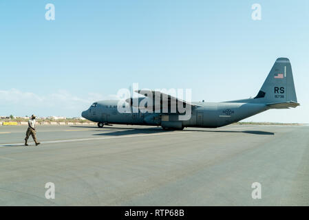 Ein US Air Force C-130J Hercules auf der 75th Expeditionary Airlift Squadron (EAS) Taxis, um die Start- und Landebahn am Camp Lemonnier, Dschibuti, Jan. 12, 2019 zugeordnet. 75 EAS unterstützt Combined Joint Task Force - Horn von Afrika mit medizinische Evakuierungen, Katastrophenhilfe, humanitäre und airdrop Operationen. (U.S. Air Force Foto von Tech. Sgt. Thomas Grimes) Stockfoto