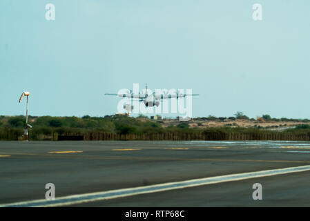 Ein US Air Force C-130J Hercules zugeordnet zu der 75th Expeditionary Airlift Squadron (EAS) zieht aus Camp Lemonnier, Dschibuti, Jan. 12, 2019. 75 EAS unterstützt Combined Joint Task Force - Horn von Afrika mit medizinische Evakuierungen, Katastrophenhilfe, humanitäre und airdrop Operationen. (U.S. Air Force Foto von Tech. Sgt. Thomas Grimes) Stockfoto