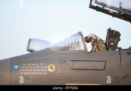 Royal Air Force Lakneheath 494th Fighter Squadron Piloten bereiten sich in der MiAmigo 75. Jubiläum Überführung teilzunehmen, RAF Lakenheath, England, 22. Februar 2019. Die acht Flieger fliegen vier F-15 E Strike Adler mit den Namen der Männer, die ihr Leben in Endlcliffe Park, England 1944 scarificed gemalt. (U.S. Air Force Foto von Airman 1st Class Shanice Williams-Jones) Stockfoto