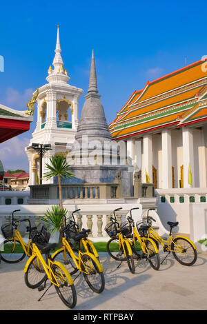 Die fahrräder Fahrrad tour operator auf dem Gelände des Wat Kalayanamit, Thonburi, Bangkok, Thailand Stockfoto