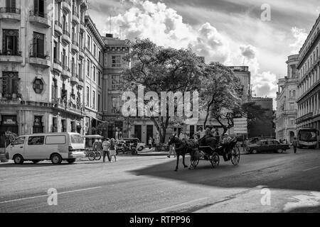 Havanna, Kuba - 06 Januar 2013: Ein Blick auf die Straßen der Stadt mit dem kubanischen Volk. Eine Pferdekutsche Transporte Touristen Stockfoto