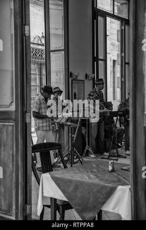 Havanna, Kuba - 06 Januar 2013: Ein Blick auf die Straßen der Stadt mit dem kubanischen Volk. Kubanische Jazz Musiker spielen in einer Bar. Stockfoto