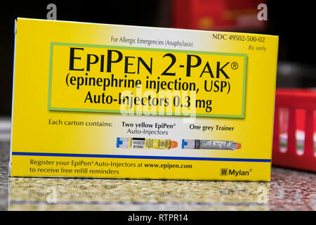 Ein Paket mit EpiPen (EPINEPHRINE) verschreibungspflichtige Arzneimittel, hergestellt von Mylan, fotografiert in einer Apotheke. Stockfoto