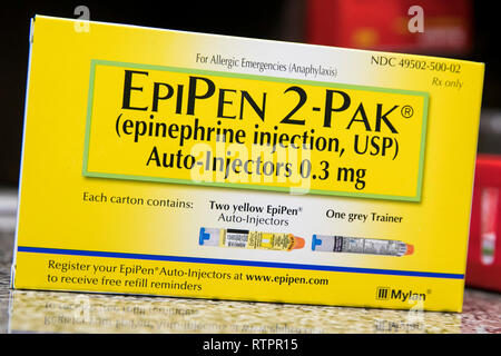 Ein Paket mit EpiPen (EPINEPHRINE) verschreibungspflichtige Arzneimittel, hergestellt von Mylan, fotografiert in einer Apotheke. Stockfoto