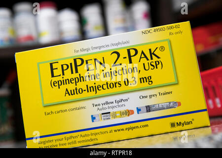 Ein Paket mit EpiPen (EPINEPHRINE) verschreibungspflichtige Arzneimittel, hergestellt von Mylan, fotografiert in einer Apotheke. Stockfoto