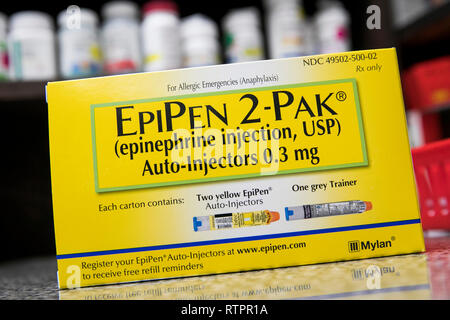 Ein Paket mit EpiPen (EPINEPHRINE) verschreibungspflichtige Arzneimittel, hergestellt von Mylan, fotografiert in einer Apotheke. Stockfoto