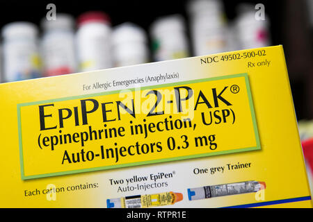 Ein Paket mit EpiPen (EPINEPHRINE) verschreibungspflichtige Arzneimittel, hergestellt von Mylan, fotografiert in einer Apotheke. Stockfoto