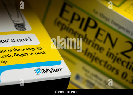 Ein Paket mit EpiPen (EPINEPHRINE) verschreibungspflichtige Arzneimittel, hergestellt von Mylan, fotografiert in einer Apotheke. Stockfoto