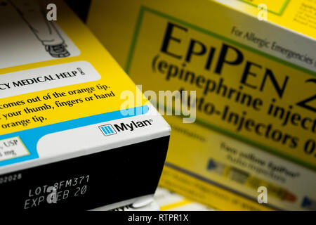 Ein Paket mit EpiPen (EPINEPHRINE) verschreibungspflichtige Arzneimittel, hergestellt von Mylan, fotografiert in einer Apotheke. Stockfoto