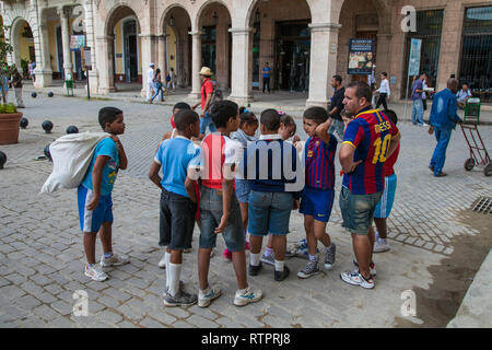 Havanna, Kuba - 24 Januar 2013: Ein Blick auf die Straßen der Stadt mit dem kubanischen Volk. Viele Kinder werden in Scharen zu ihren Erzieher. Stockfoto