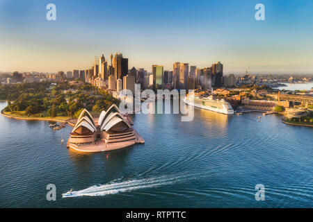 Wahrzeichen der Stadt Sydney CBD am Ufer des Hafens von Sydney, um Circular Quay in sanften Morgensonne Licht erhöhten Luftaufnahme in Richtung Wasser. Stockfoto