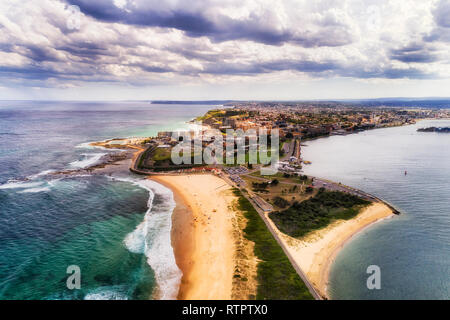 Nobbys Head mit Sandstrand am Kap der Stadt Newcastle auf australischen Pacific Coast in der Nähe von Delta von Hunter River. Stockfoto