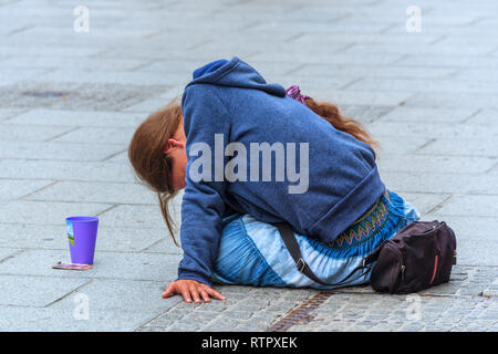 Frau betteln Herrengasse in Graz, Österreich. Bettler in der beliebtesten Einkaufs- und touristischen Hot Spots der alten Stadt in Graz Stockfoto