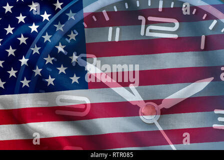 Composite der amerikanischen Flagge, Sterne und Streifen, alte Herrlichkeit, mit einer Uhr in einem konzeptionellen Bild Stockfoto