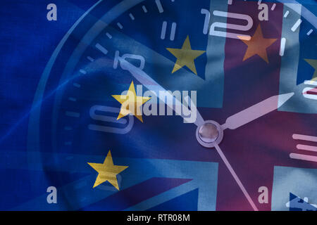 Composite der EU und der britischen Fahnen mit einer Uhr konzeptionelle von Brexit und die Abreise von Großbritannien aus der Europäischen Union, full frame Hintergrund vi. Stockfoto