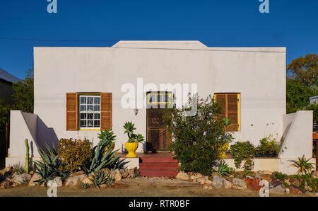 Traditionelle Karoo home Architektur. Weißer Beton Fassade mit saftigen Garten. In Prince Albert, Südafrika Stockfoto