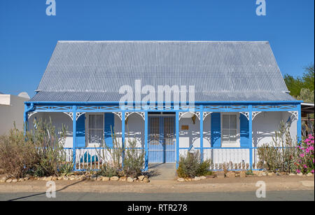 Traditionelle Karoo home Architektur. Viktorianisches Haus in Blau und Weiß mit Blechdach. In Prince Albert, Südafrika Stockfoto