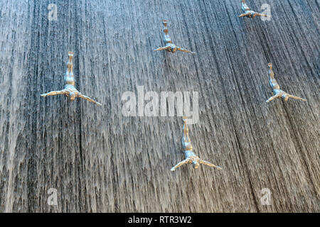 DUBAI, VAE - 31. Oktober: berühmten Wasserfall in Dubai Malll am 31. Oktober 2013 in Dubai. An über 12 Millionen Quadratmeter, es ist die weltweit größte Shopping ma Stockfoto