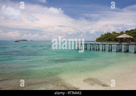 Brücke im smaragdgrünen Meer an Sames Island, Thailand Stockfoto