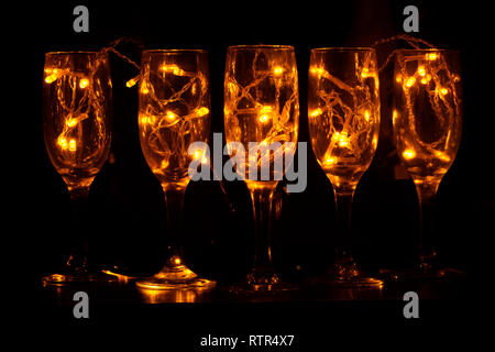 Gläser mit Champagner auf dunklem Hintergrund. party Konzept Stockfoto