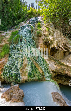 Das Thermalwasser von Bagni San Filippo haben eine Landschaft der weißen Kalkstein Felsformationen, Wasserfälle und kleine Pools in Wald, Toskana, Italien Stockfoto