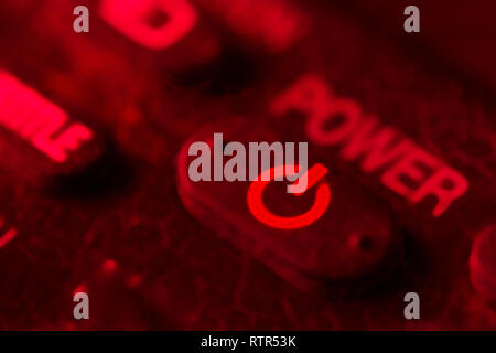 Fernbedienung die rote Taste, um sie zu schließen. Stockfoto