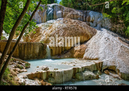 Das Thermalwasser von Bagni San Filippo haben eine Landschaft der weißen Kalkstein Felsformationen, Wasserfälle und kleine Pools in Wald, Toskana, Italien Stockfoto