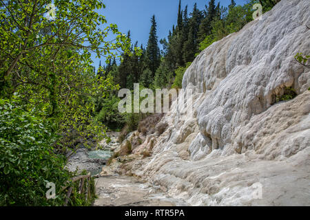 Das Thermalwasser von Bagni San Filippo haben eine Landschaft der weißen Kalkstein Felsformationen, Wasserfälle und kleine Pools in Wald, Toskana, Italien Stockfoto