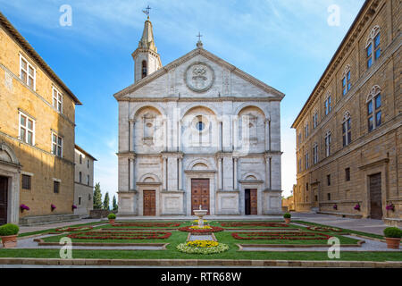 Santa Maria Assunta auf der Piazza Pio II. Römisch-katholische Kathedrale in Pienza, die Himmelfahrt der Jungfrau Maria, Pienza, Toskana, Italien Stockfoto