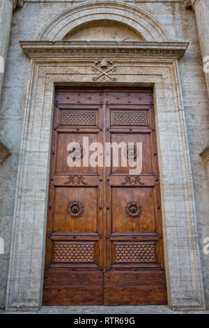 Detail der Tür von Pienza entfernt. Eingangstür der Kathedrale Santa Maria Assunta auf dem Hauptplatz von Pienza, Toskana, Italien Stockfoto