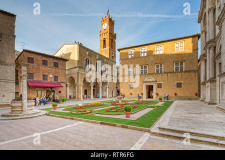 Pienza, Toskana/Italien - 10. Mai 2016: idyllischer Platz mit Brunnen, Rathaus und den Dom in Pienza. Touristen und Einheimische auf der Piazza. Stockfoto