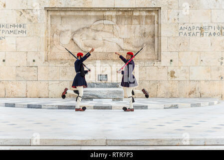 Athen, Griechenland - November 1, 2017: Ändern der Präsidentengarde (die so genannte "Evzones') Vor dem Denkmal des unbekannten Soldaten, nächste Stockfoto