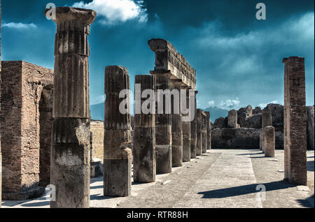 Die berühmten antiken Stätte von Pompeji, in der Nähe von Neapel in Italien. Dies ist ein Teil des Forum. Es wurde im Jahr 79 v. Chr. zerstört durch den Ausbruch des Vulkans Vesuv Stockfoto