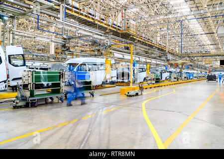 Auto Produktionslinie, Facharbeiter arbeiten angespannt. Stockfoto