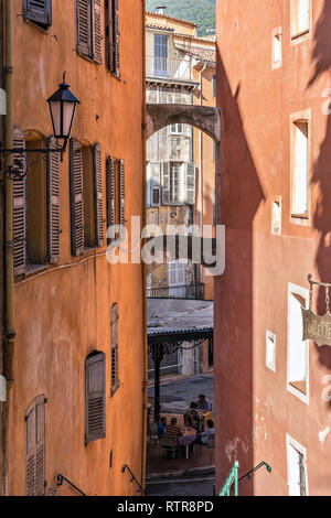 GRASSE, Frankreich - 31. OKTOBER 2014: Straße mit Cafés in der Altstadt Engen Stockfoto