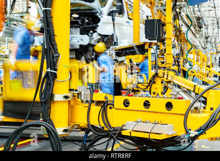 Auto Produktionslinie, Facharbeiter arbeiten angespannt. Stockfoto