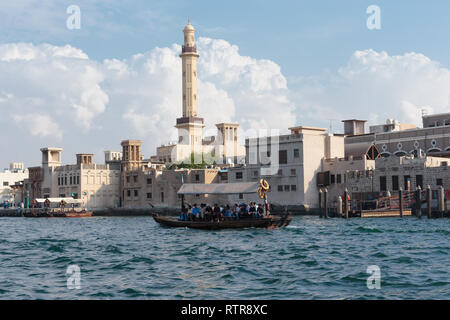 DUBAI, VAE - November 15, 2013: Schiff in Port Saeed. Der älteste Hafen von Dubai Stockfoto