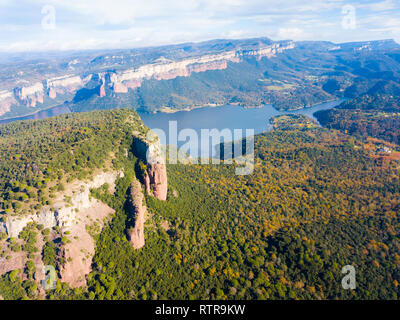 Herrlicher Panoramablick von der Höhepunkt der Stausee Sau, Katalonien, im Herbst Tag Stockfoto