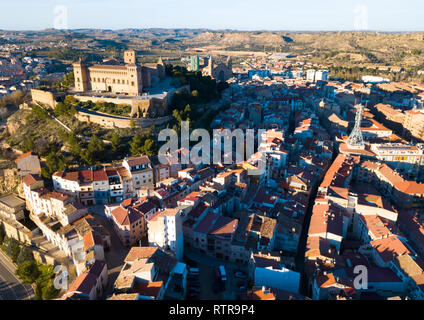 Luftaufnahme von eindrucksvollen mittelalterlichen Burg des Ordens von Calatrava auf einem Hügel in der Stadt von Alcaniz, Spanien Stockfoto