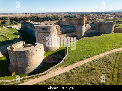 Luftbild des Katalanischen Festung Fort de Salses an sonnigen Tag, Frankreich Stockfoto