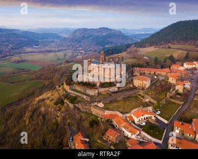 Luftaufnahme von eindrucksvollen mittelalterlichen Burg von Chateau de Bouzols auf einem Hügel in der Gemeinde von Saint-Germain-en-Velay, Frankreich Stockfoto